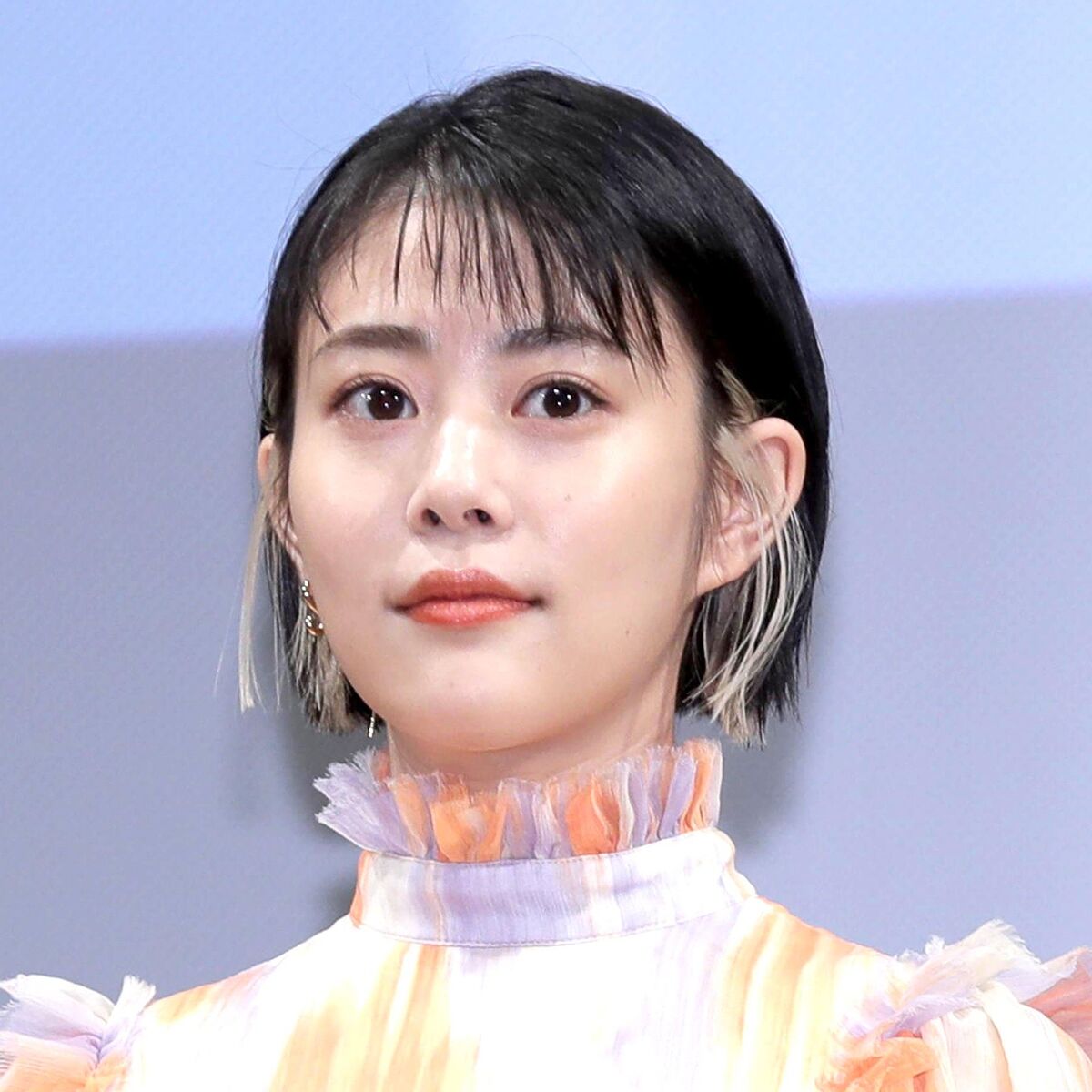妊娠を発表した女優・高畑充希のデビュー20周年記念新曲プロジェクト発表時の最新ビジュアル。ふんわりとしたピンクの衣装と厚めの前髪が優しげな雰囲気を醸し出している。