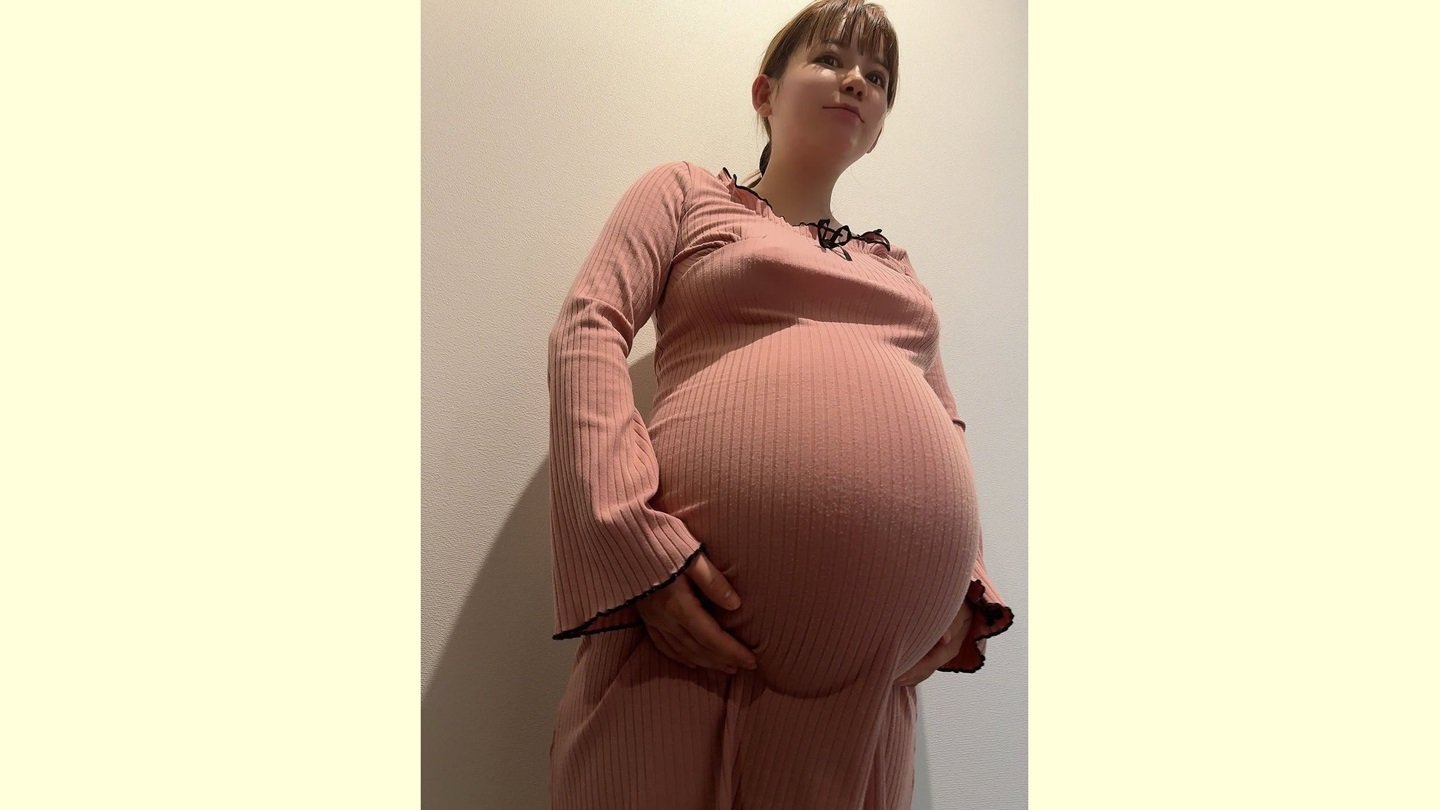 双子妊娠中の歌手・中川翔子さんの、下から撮影された大きく膨らんだお腹の様子。