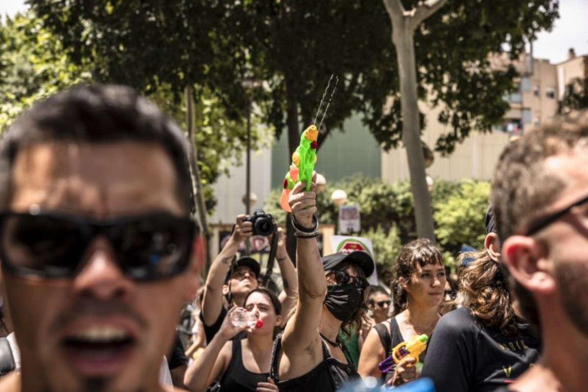 スペイン・バルセロナでオーバーツーリズムに抗議し、水鉄砲を持つ地元住民たち。観光公害への不満が募る。