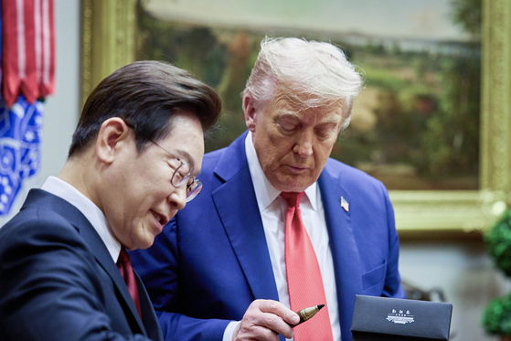 ホワイトハウスでの米韓首脳会談、李在明大統領がトランプ大統領に万年筆を贈呈