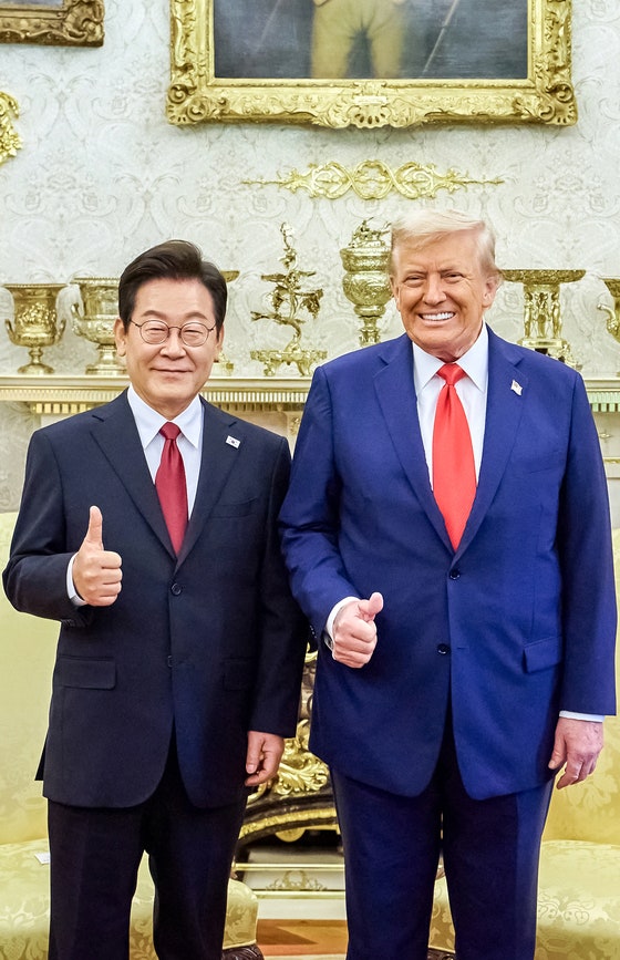 米韓首脳会談後の李在明大統領とトランプ大統領、ホワイトハウスで笑顔の記念撮影