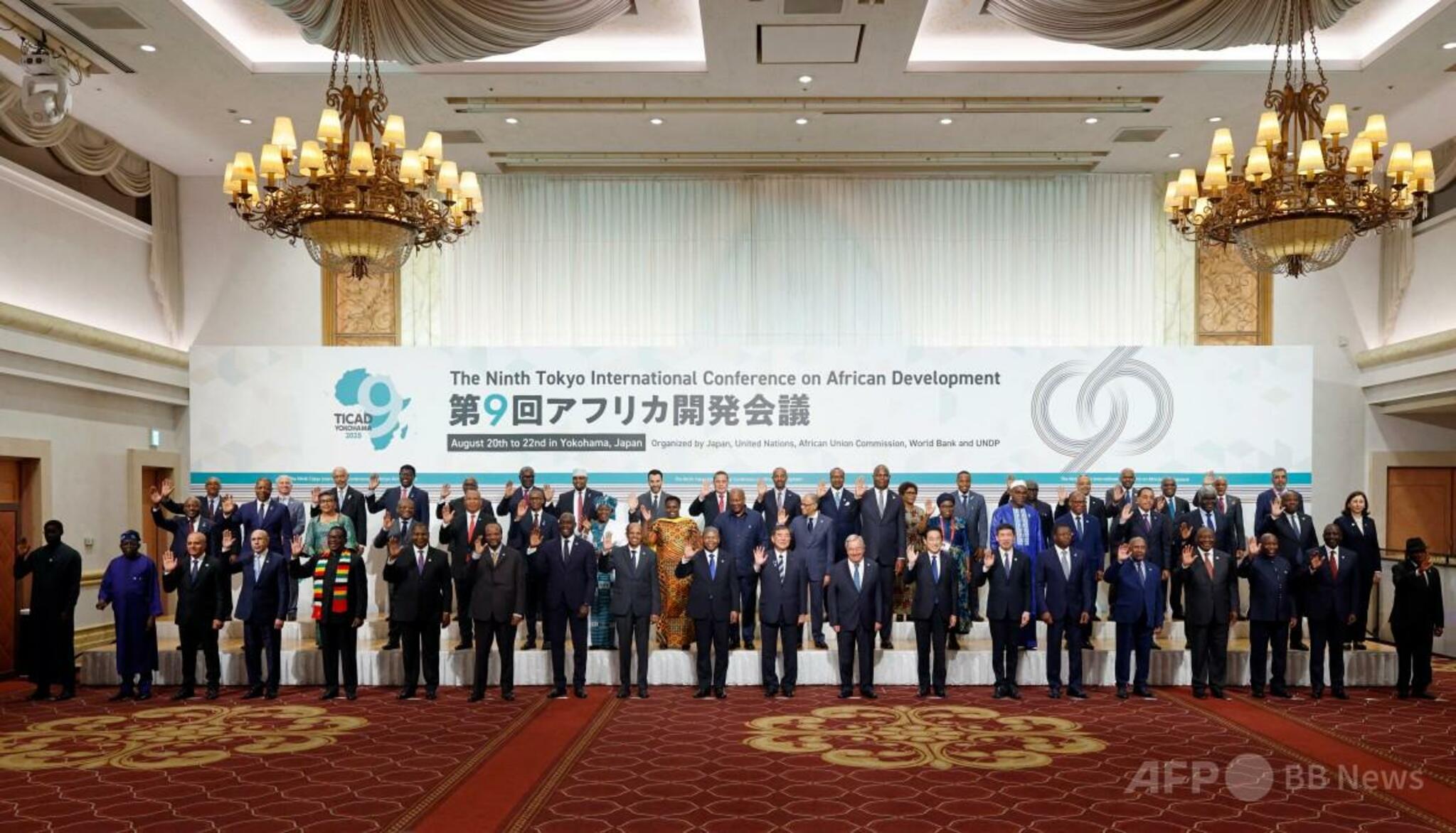 横浜の第9回アフリカ開発会議（TICAD9）で集合写真に臨む石破茂首相とアフリカ諸国指導者。JICAの対アフリカ国際協力の文脈を示す一枚。