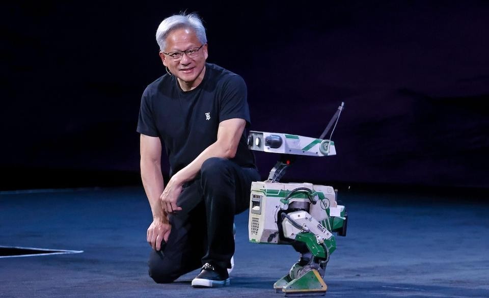 ジェンスン・フアンCEOが汎用ヒューマノイドロボットNVIDIA Isaac GROOT N1を披露する様子。AI時代の技術革新を示す光景。