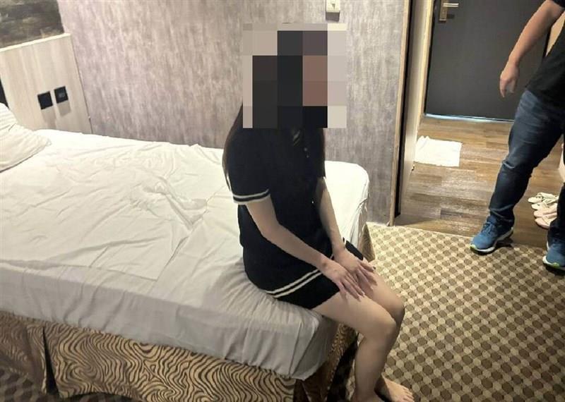 台湾で売春の疑いで摘発された外国籍の女性、手荷物が散乱している様子
