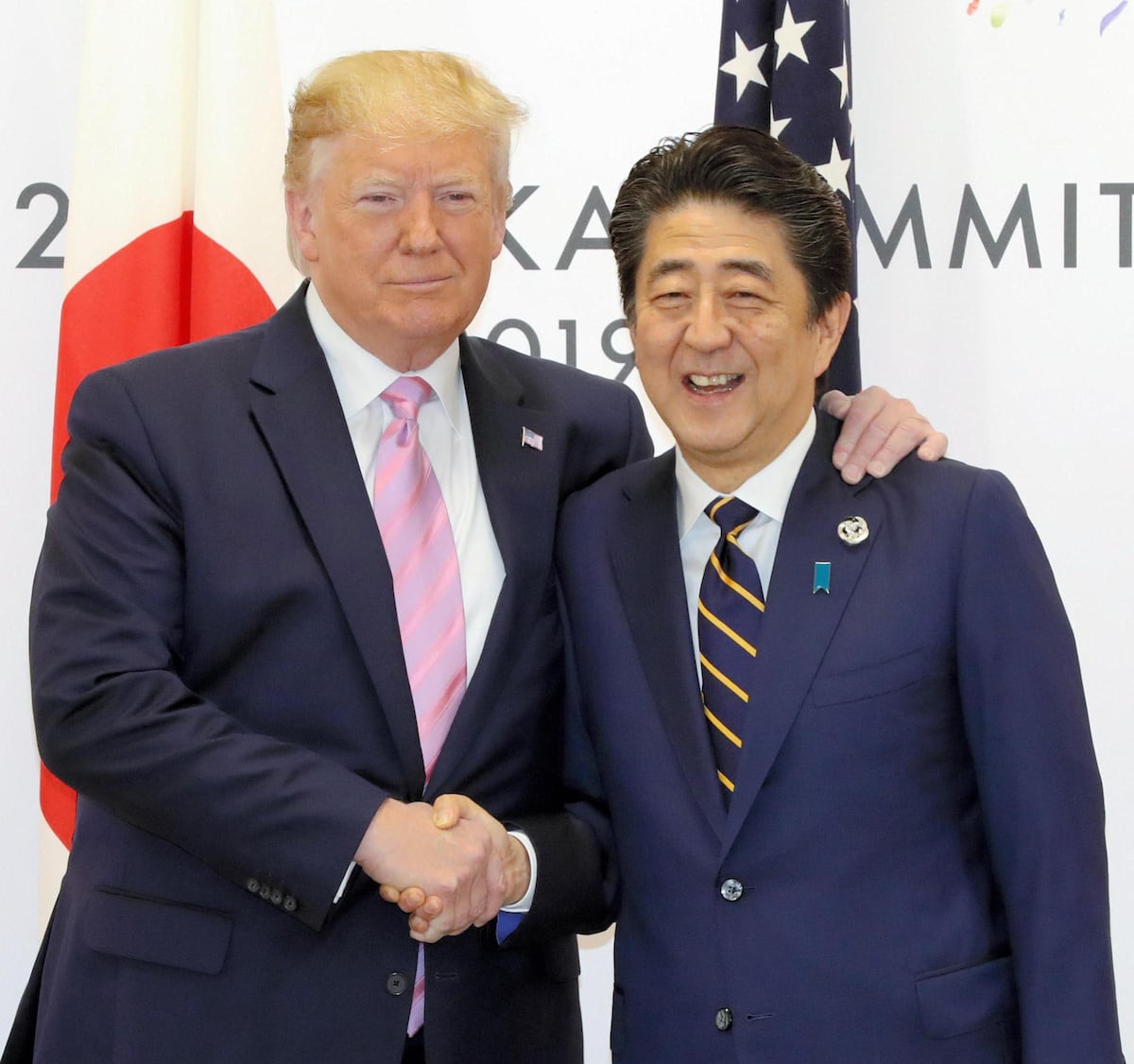 2019年G20大阪サミットで握手するトランプ米大統領と安倍晋三首相（当時）