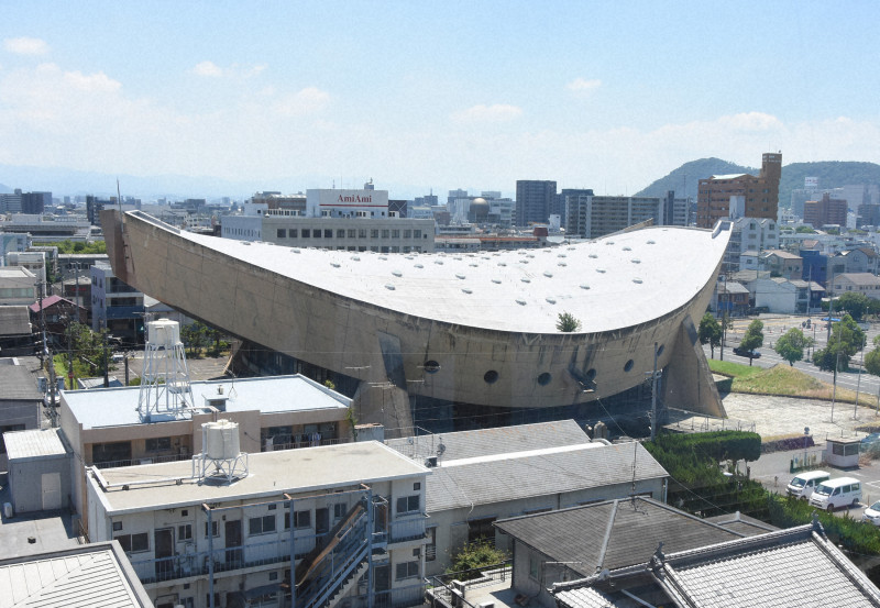 旧香川県立体育館の外観。丹下健三設計のつり屋根構造が特徴。