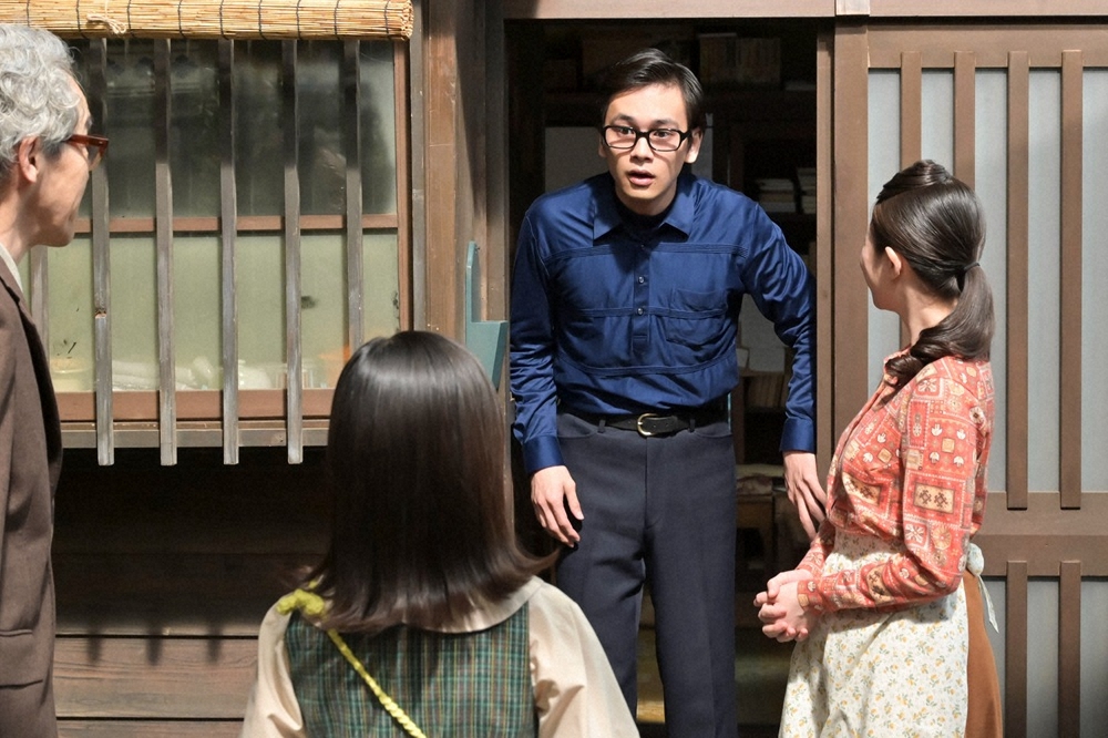 朝ドラ「あんぱん」で詩集を出版した柳井嵩（北村匠海）がファンレターを読むシーン