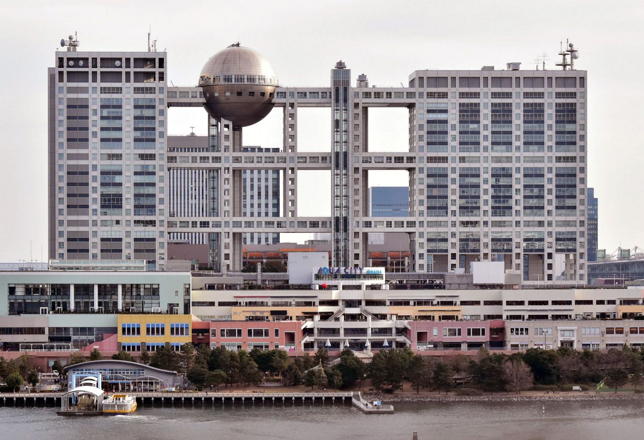 フジテレビの昼番組「ぽかぽか」のスタジオで、揚げせんべい「歌舞伎揚」をこぼさずに食べる企画に挑戦する出演者たち。みやぞんや丸山桂里奈も参加し、挑戦の様子が映し出されている。