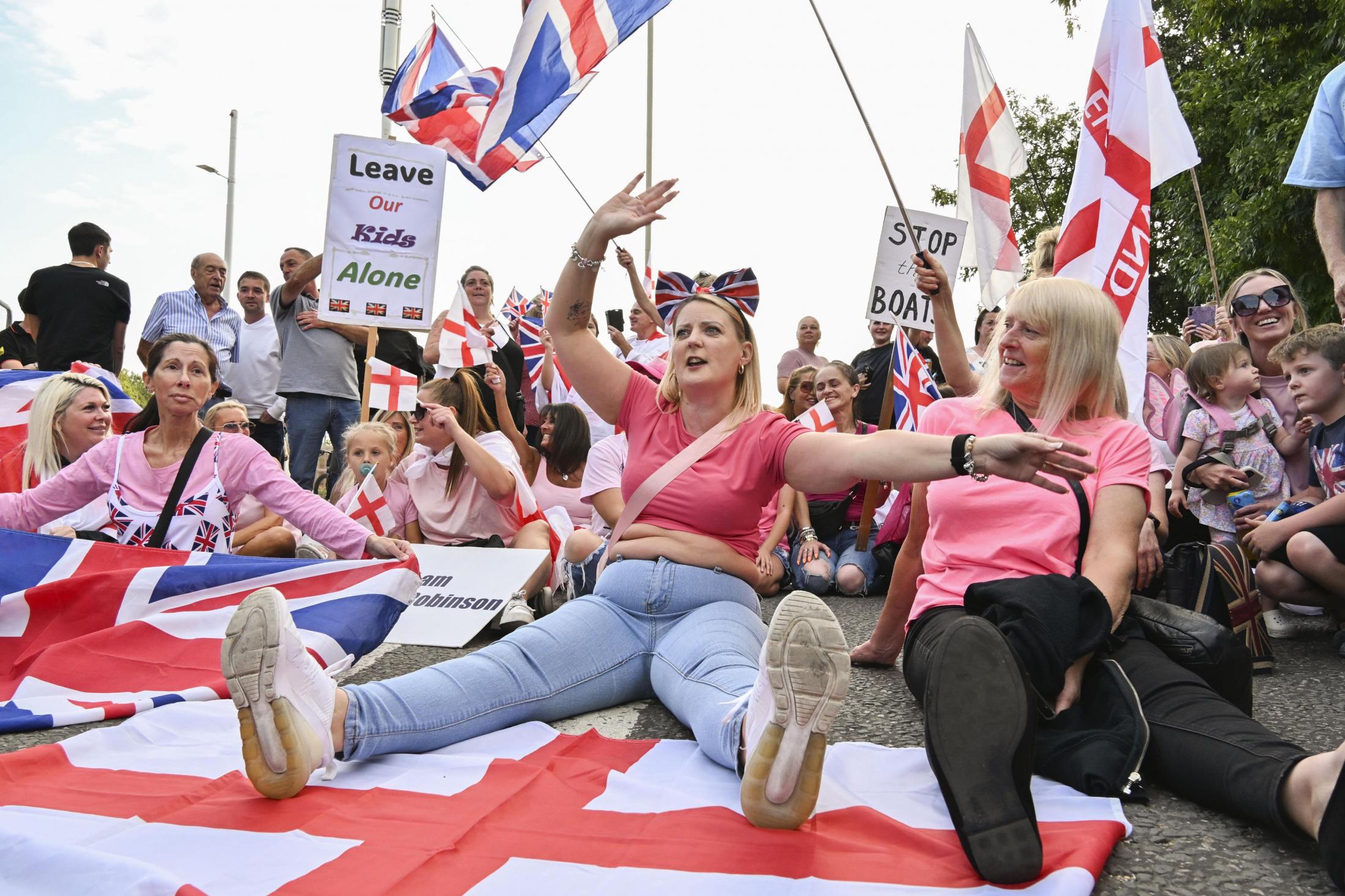 イギリス南東部ハートフォードシャーのホテル前で、難民排斥と「難民ホテル」廃止を求めるデモ参加者。