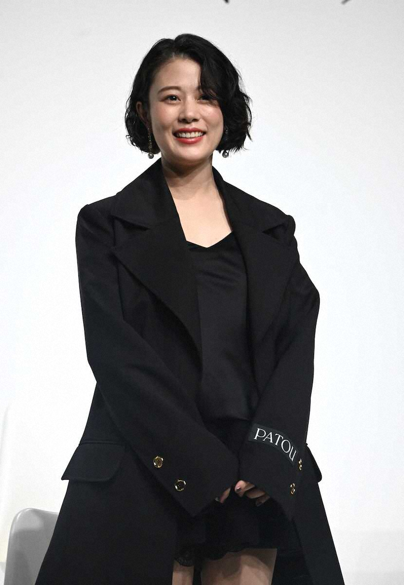 映画「秒速5センチメートル」完成報告会で笑顔を見せる高畑充希。第1子妊娠発表後、初の公の場に登場した女優の明るい表情を捉えた一枚。
