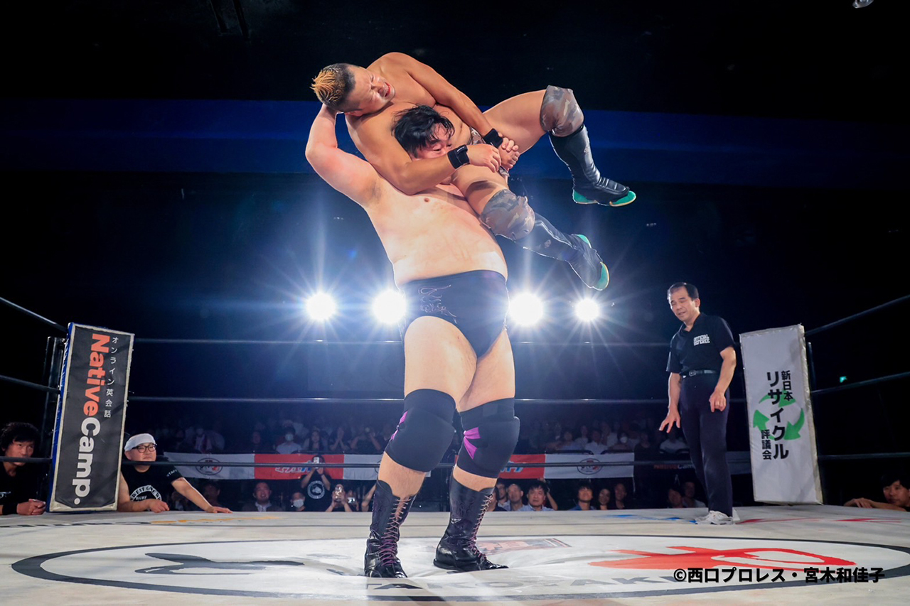 引退ロード最終戦で小橋がリストクラッチ式バーニングハンマー