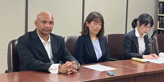 ナヴィーンさんと日本人妻なおみさん、そして代理人の浦城弁護士が記者会見に出席する様子。