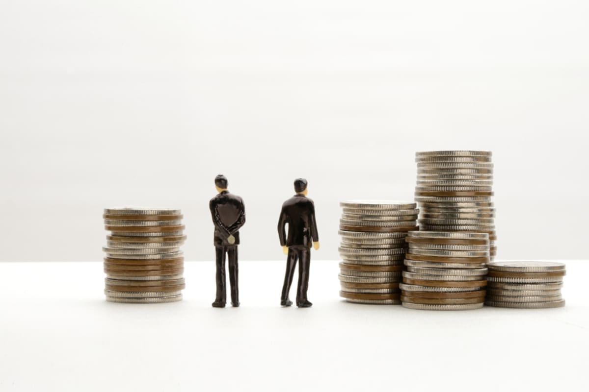 40代の平均貯蓄額と中央値の比較、金融資産に関する統計データを示すグラフのイメージ