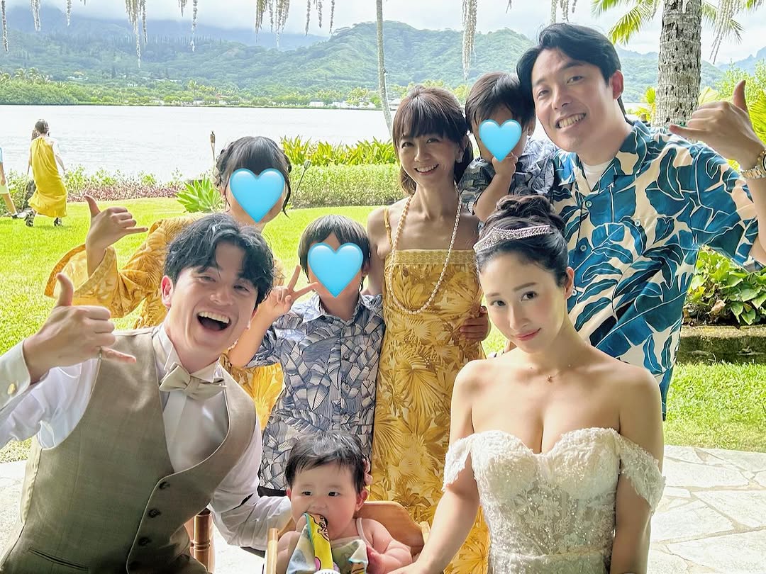 福田萌さんと夫の中田敦彦さん、3人のお子さん、そして藤森慎吾さん夫妻と0歳のお子さんの7人集合写真