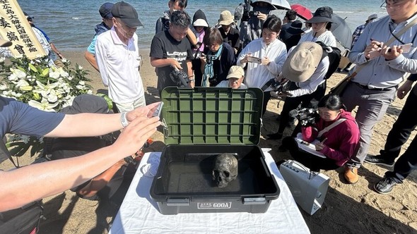 長生炭鉱の海底で発見され公開された犠牲者のものと推定される頭蓋骨