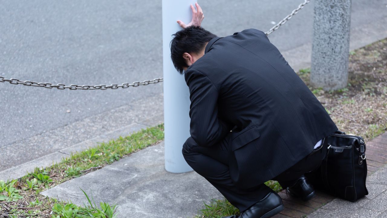 霞が関で激務に追われるキャリア官僚のイメージ。日本の過酷な働き方を象徴する一枚。