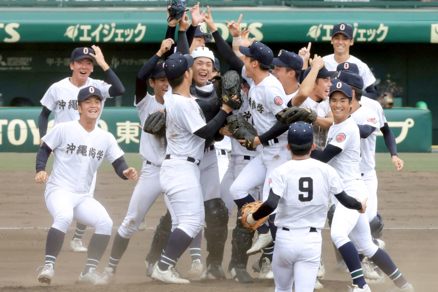 第107回夏の甲子園で優勝を決め、喜びに沸く沖縄尚学高校野球部員たち