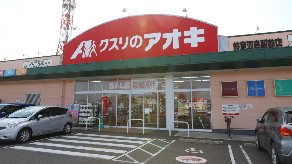 日本のフード＆ドラッグ店舗内部、豊富な商品と活気ある買い物風景