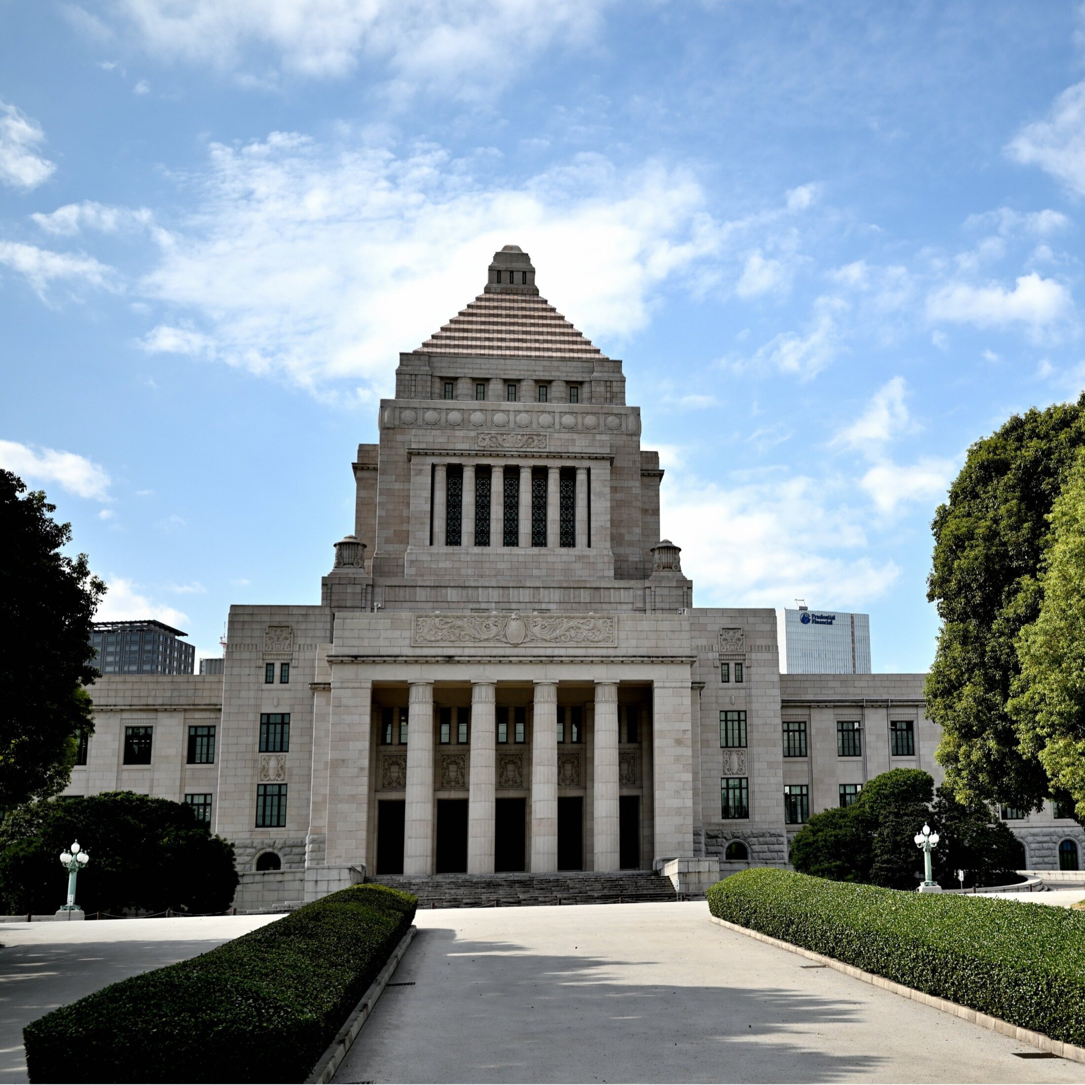 日本の増税議論における財務省の役割と予算編成プロセスを示すイメージ