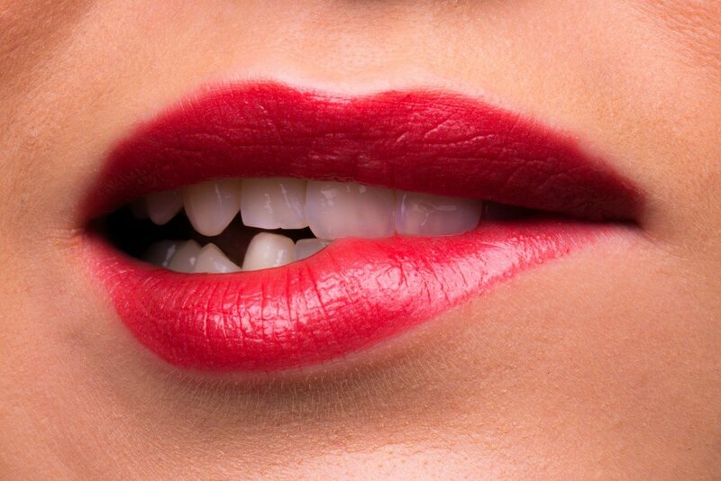 人間関係のストレスに悩む女性が、失礼な言動にうんざりしている様子