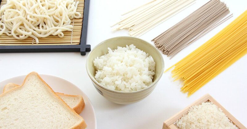健康的な食卓のイメージ画像。老けない体を作るための主食の選択を示唆。