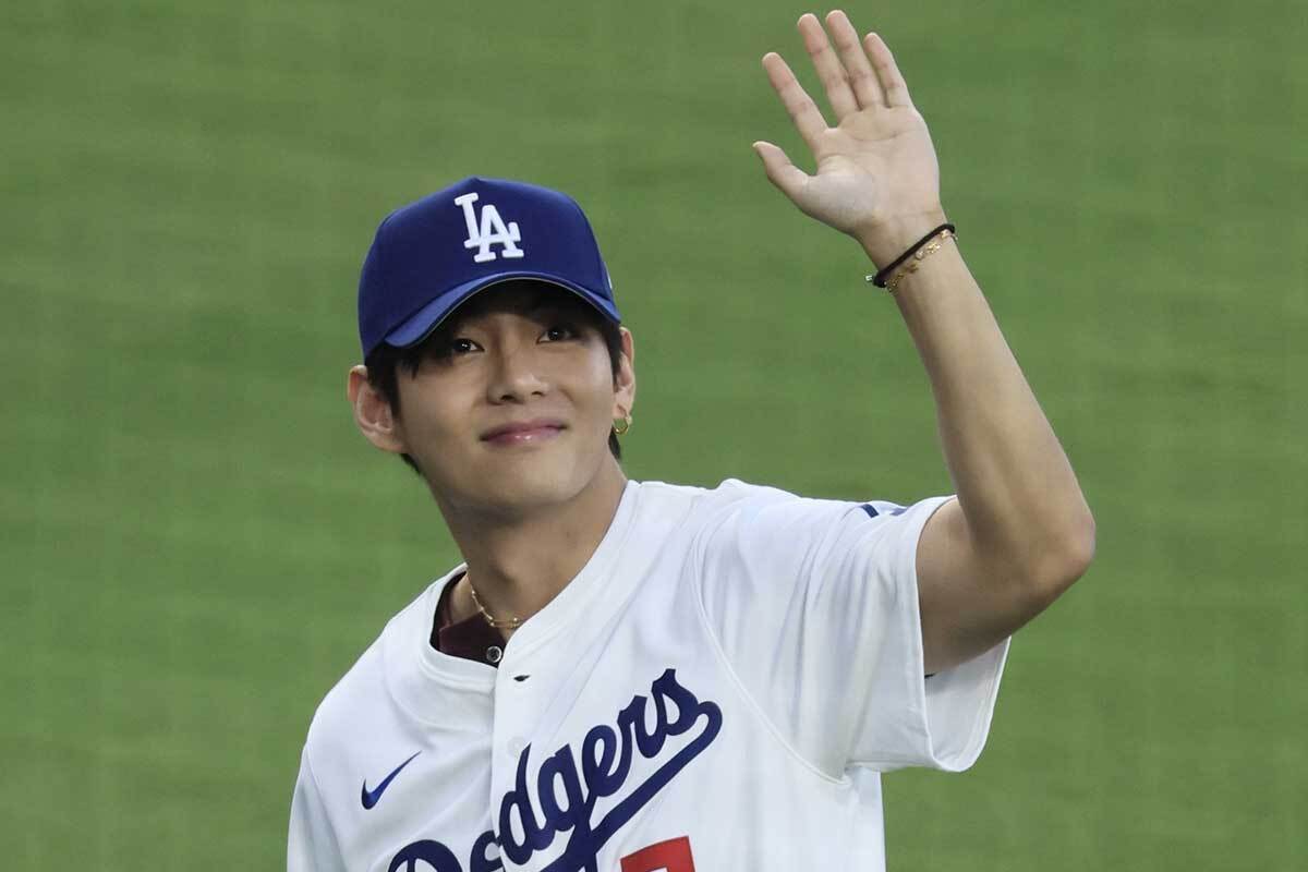 BTSのV（テテ）と大谷翔平選手がドジャースタジアムで笑顔で並ぶツーショット。