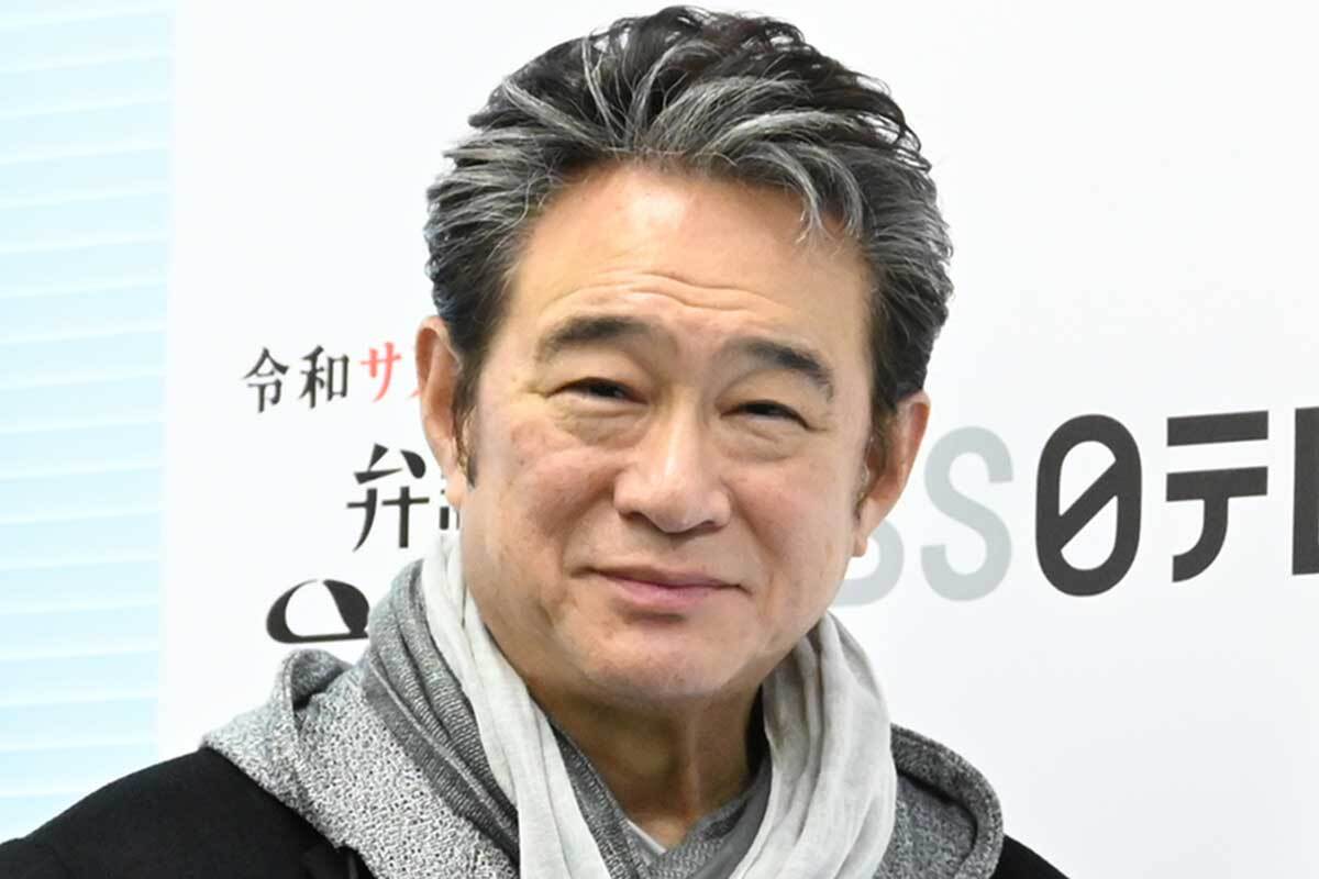 俳優の船越英一郎、穏やかな表情でカメラを見つめる