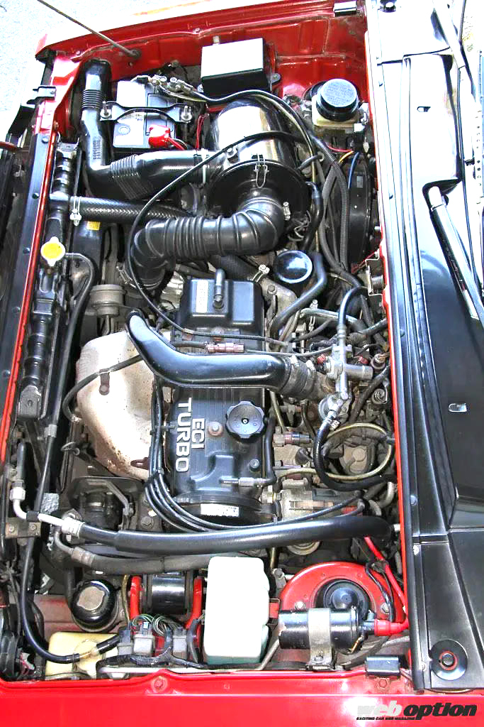 インタークーラーレス1.8L直4SOHCターボG62Bエンジンを搭載したシャリオMRターボのエンジンルーム