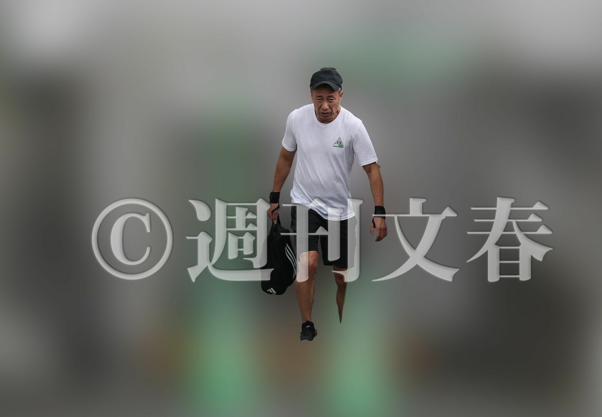 長渕剛、鹿児島ホテルでの20代女性とのスクープ写真。妻・志穂美悦子との関係にも注目が集まる