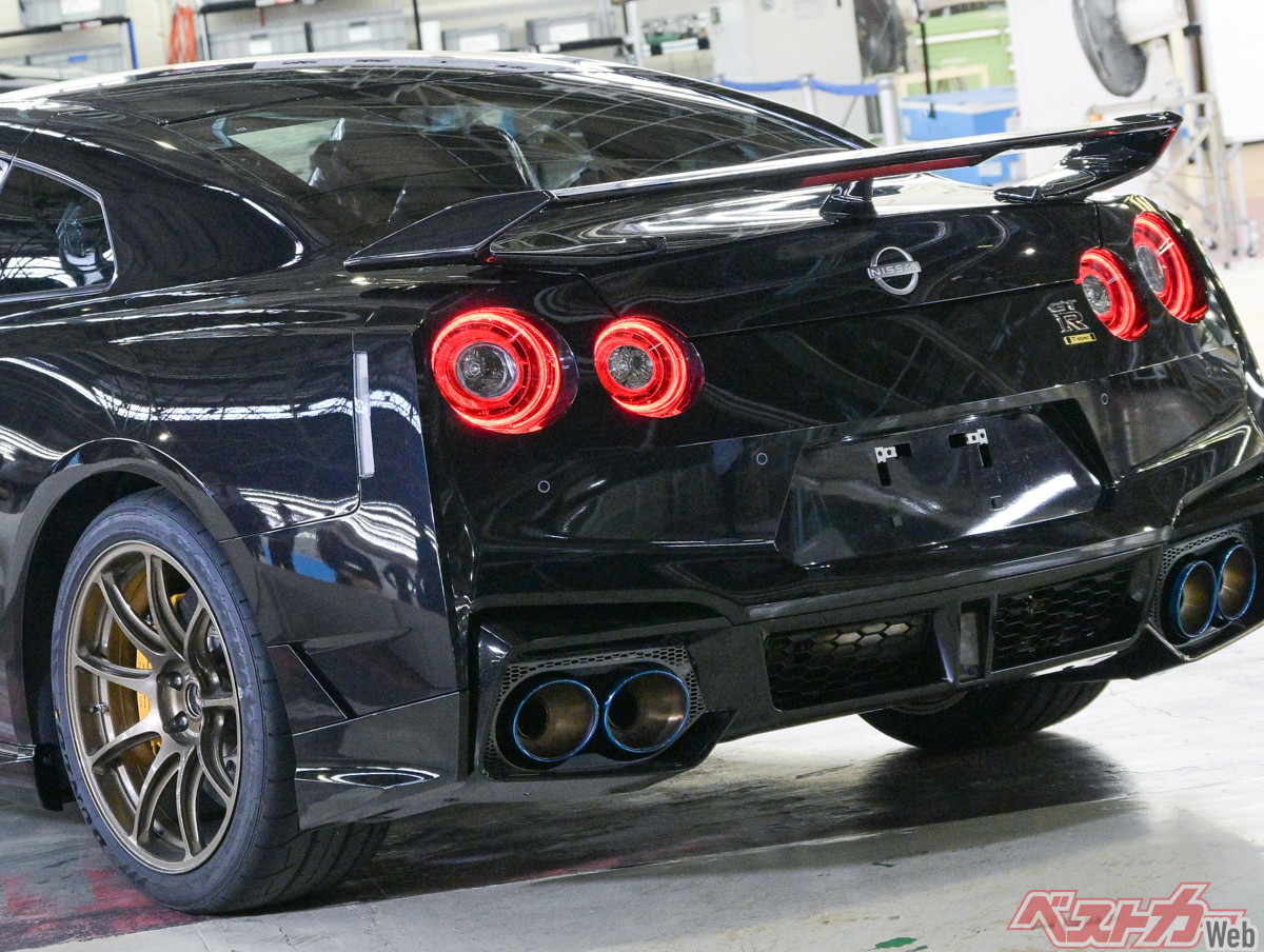 青いボディが輝く日産R35 GT-Rの姿、18年間の歴史を終える名車