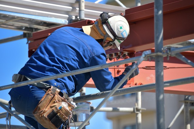 高所で作業を行う鳶職人。女子高生が抱く「とび職」へのイメージを視覚的に表現したイメージ画像。