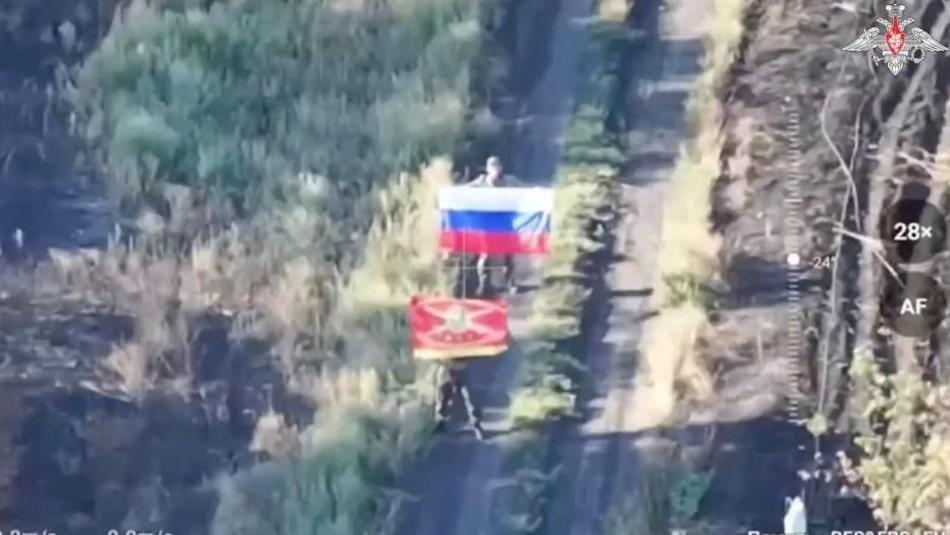 ロシア国防省が公開した、ウクライナ・ドニプロペトロウシク州ザポリスケ村に展開するロシア軍の様子。ウクライナは同村の支配を否定。