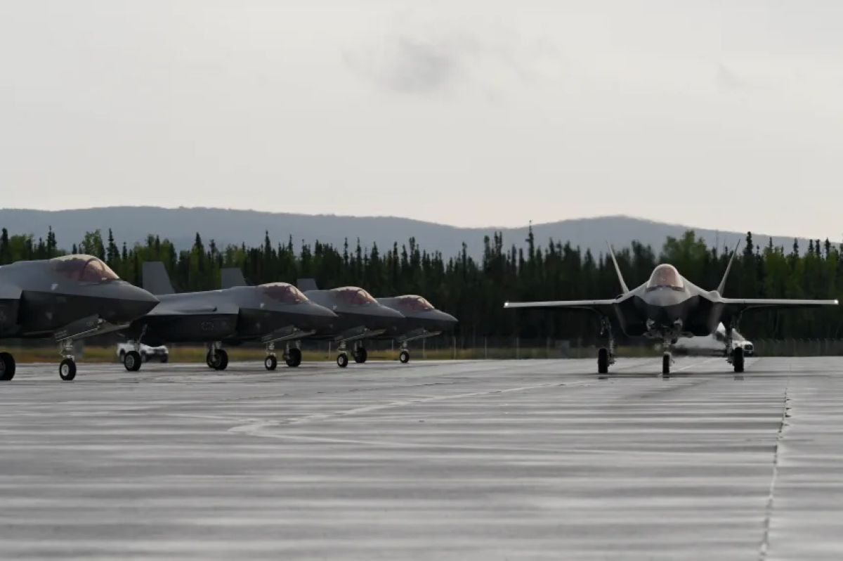 アラスカ州イールソン空軍基地で撮影されたF-35戦闘機。同型機の墜落事故調査により、油圧系統の凍結問題が浮上した。