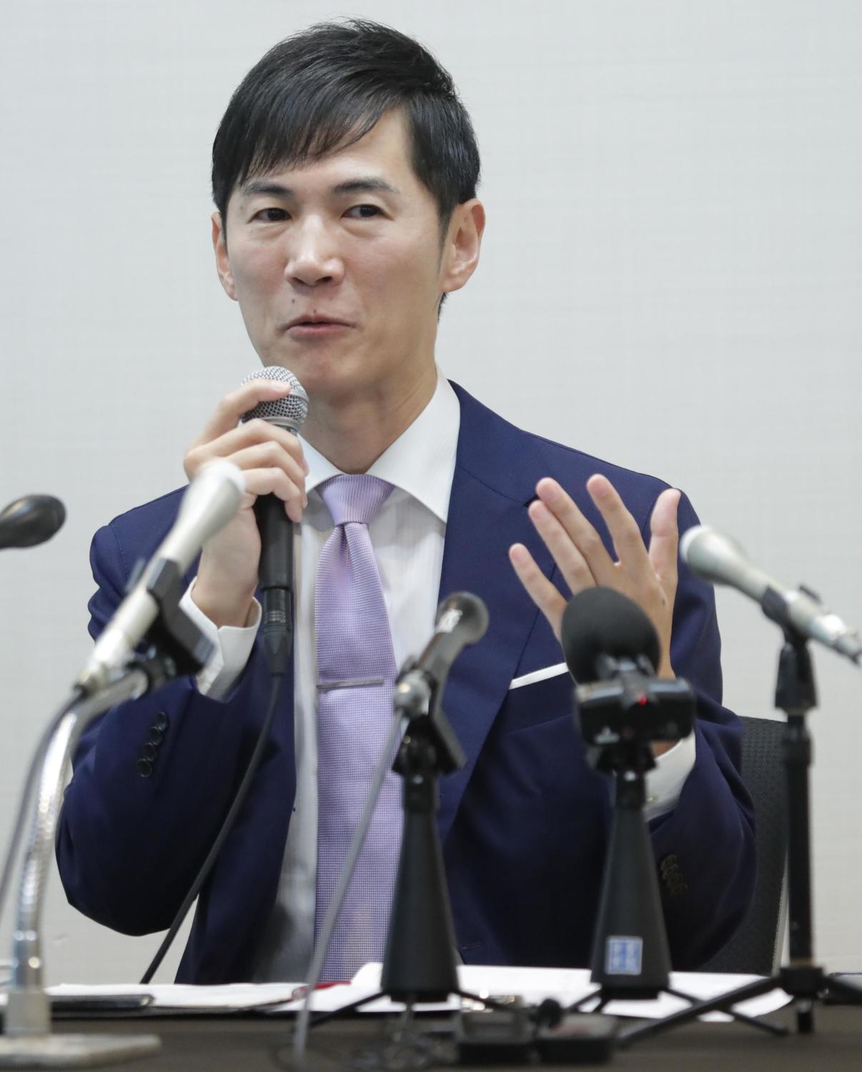 「再生の道」代表辞任記者会見に臨む石丸伸二氏