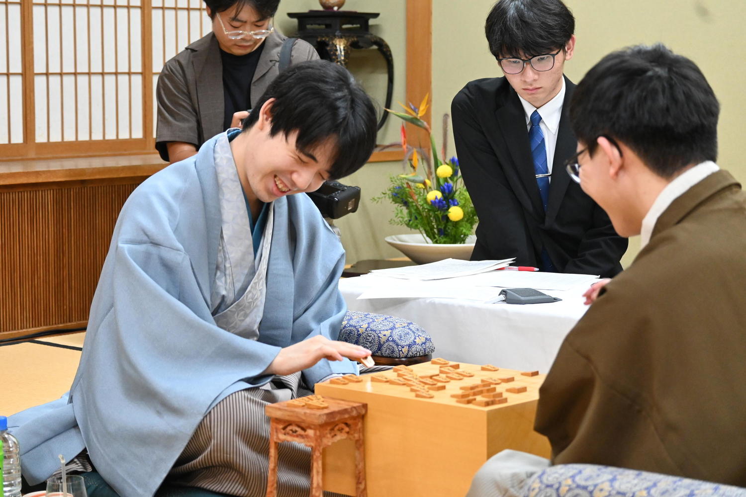 第66期王位戦第5局、永瀬拓矢九段との終局後感想戦に臨む藤井聡太王位