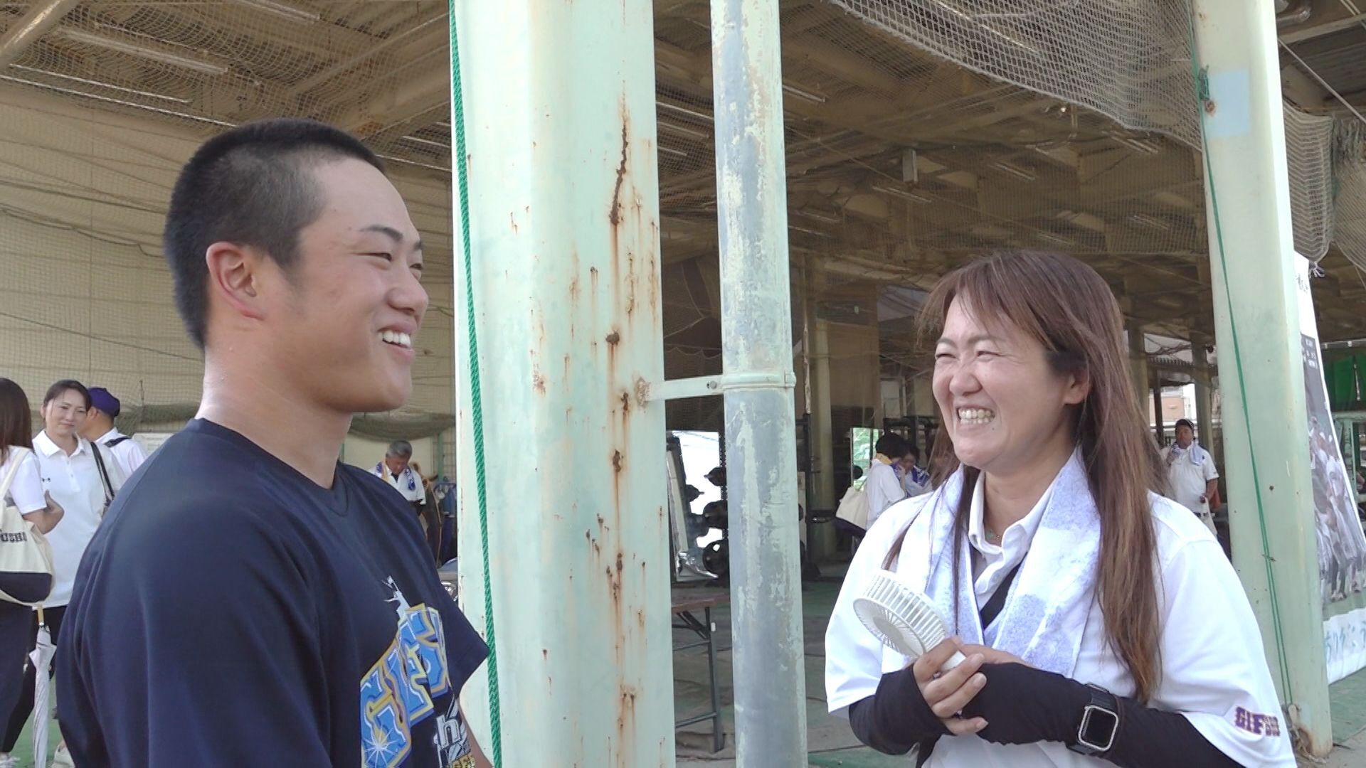 甲子園から凱旋し、母親の尚美さんと感動の再会を果たす横山温大選手