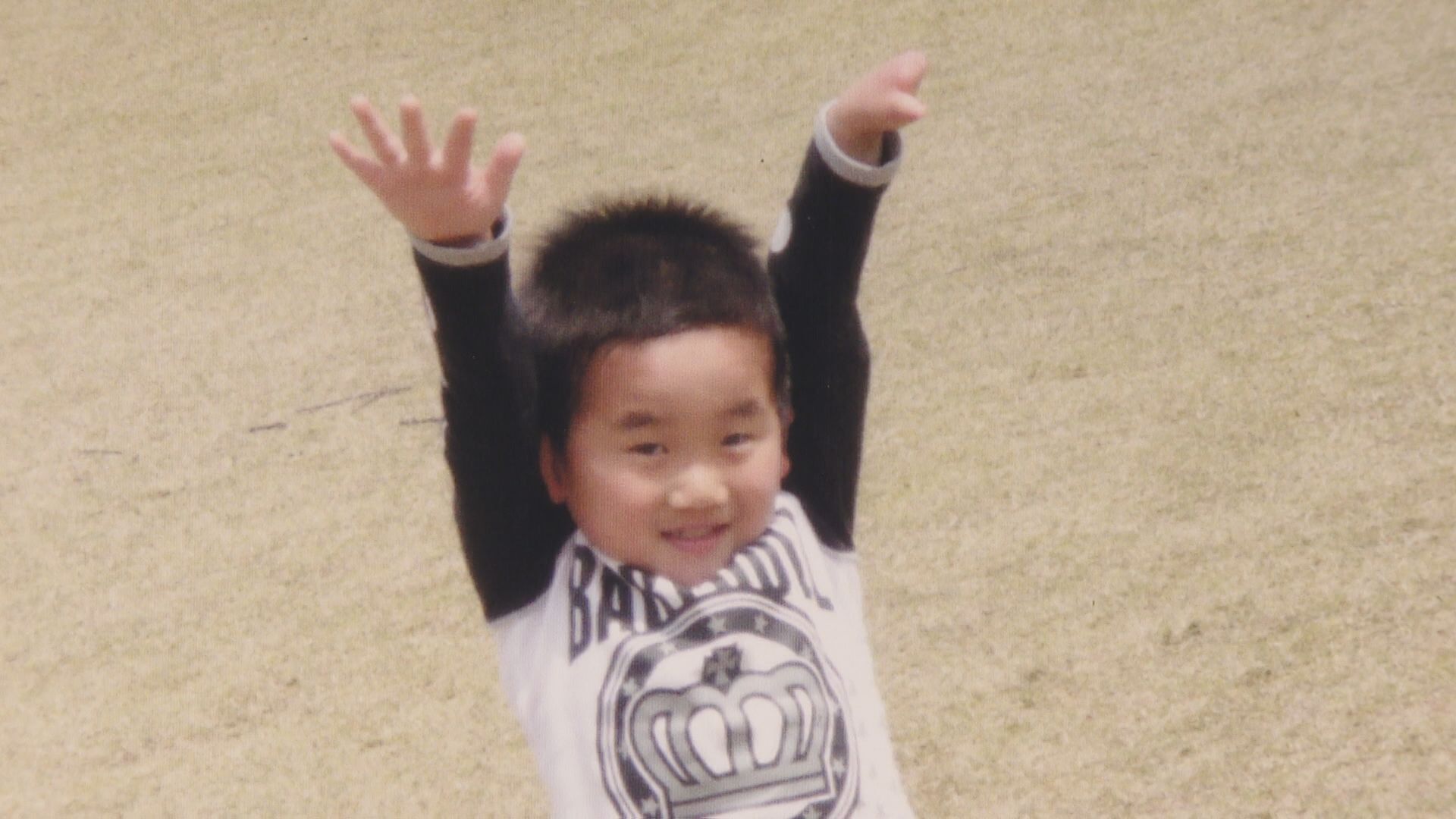 先天性のハンディキャップを持ちながらも、笑顔を見せる幼少期の横山温大選手