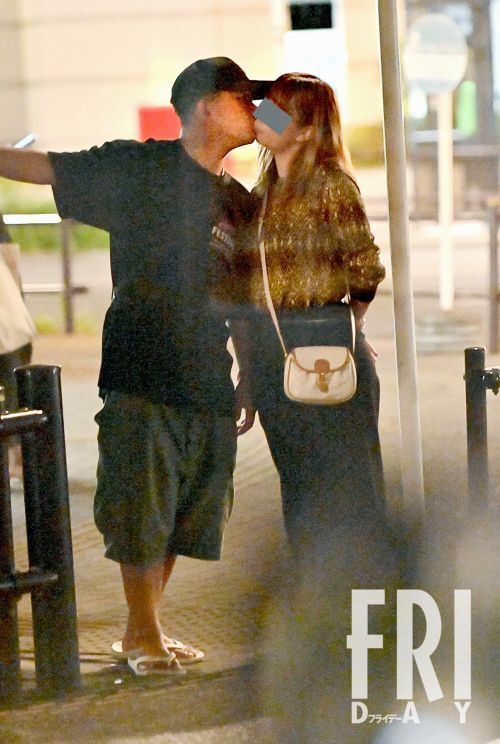四千頭身・後藤拓実が新恋人と深夜の駅前でキスを交わす親密な瞬間