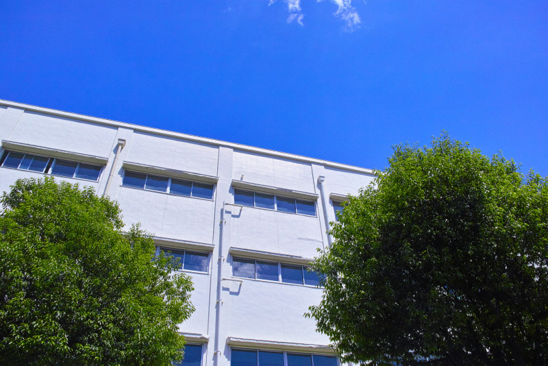 大阪市立中学校の校舎イメージ。いじめ自殺問題の真相解明が待たれる。