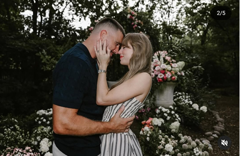 テイラー・スウィフトがフットボール選手トラビス・ケルシーと婚約を発表し、クッションカットの婚約指輪を見せるインスタグラム投稿のキャプチャ