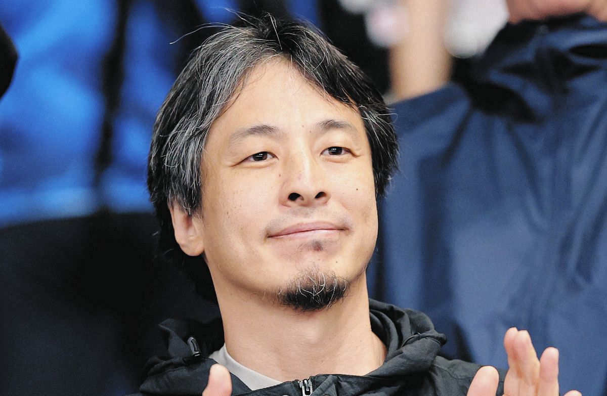 実業家ひろゆき氏（西村博之）が、政治資金問題に関してXで投稿する様子