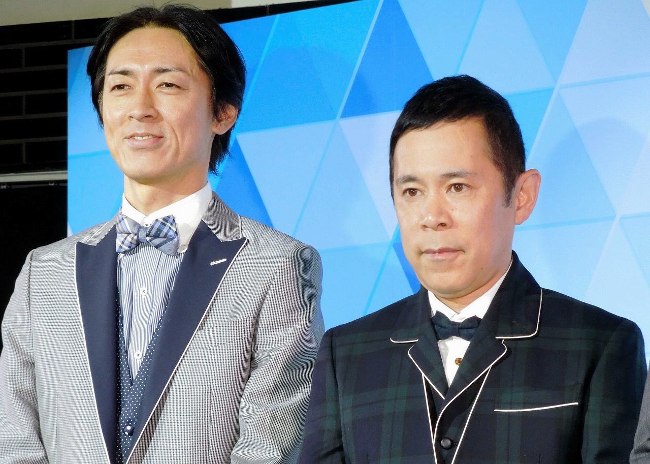 SMTOWN LIVEの東京ドーム会場前で番組収録中のナインティナインの矢部浩之（左）と岡村隆史（右）
