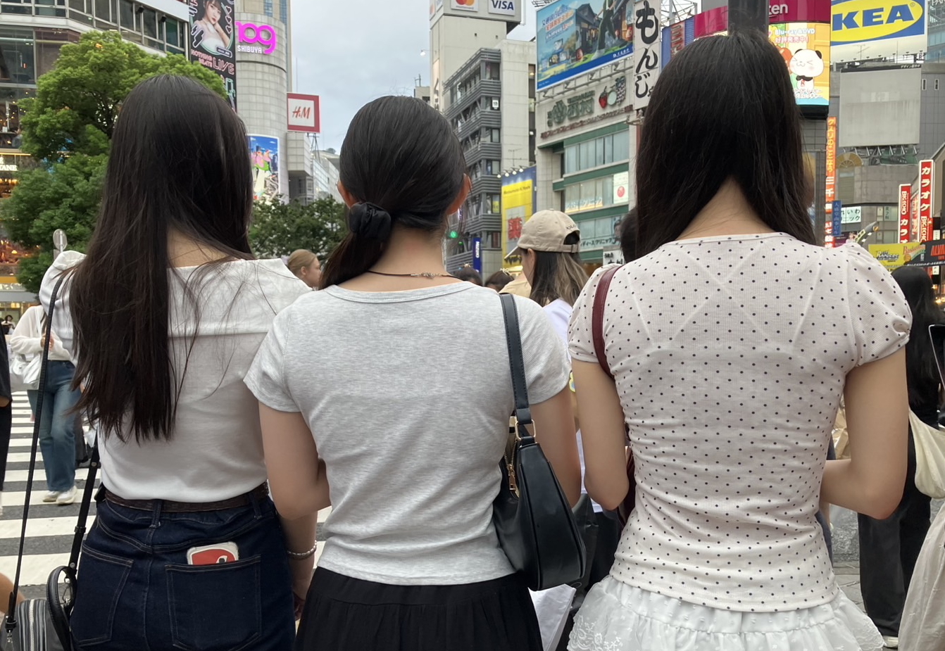 渋谷で夏休みを楽しむ女子学生たち、SNS投稿の背景にある若者の実態