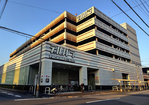 埼玉県内のパチンコ店「デルパラ」の店舗。幹部らが参院選買収容疑で逮捕された。
