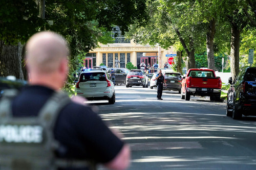 ミネソタ州ミネアポリスで発生した銃撃事件の現場付近に集まる警察官ら。厳戒態勢が敷かれている様子。