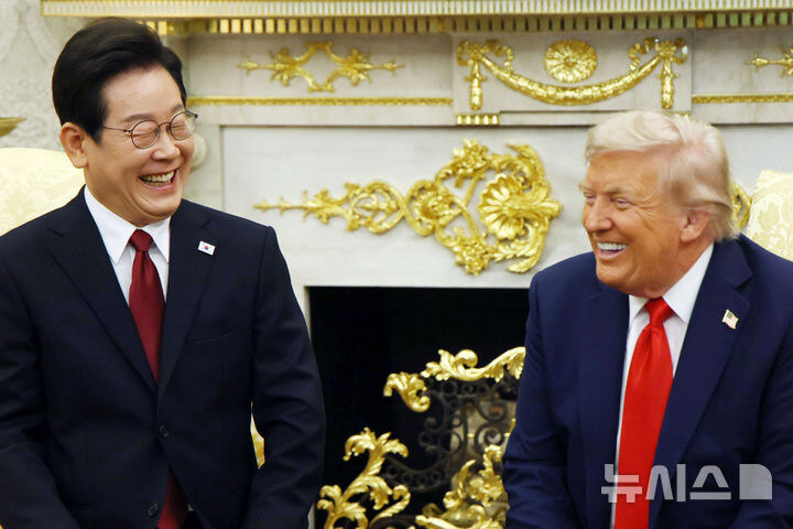 米韓首脳会談で李在明大統領（右）の説明を聞くドナルド・トランプ氏（左）。特別検察官に関する緊張したやり取りの瞬間を捉えた写真。