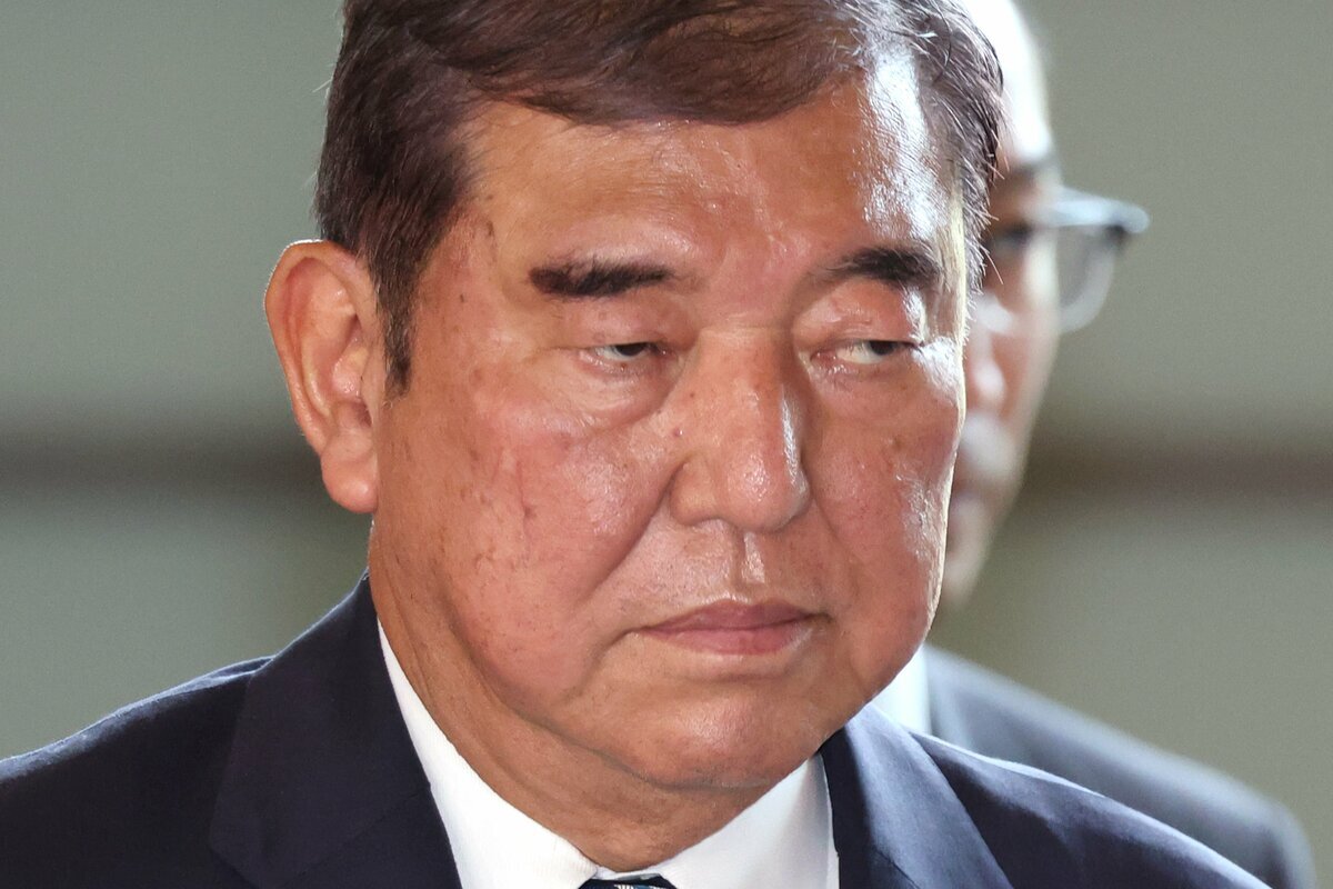 首相官邸に入る石破茂首相。2025年8月22日、衆参両院選挙での二連敗後、自民党の危機的状況下で政権運営を続ける姿。