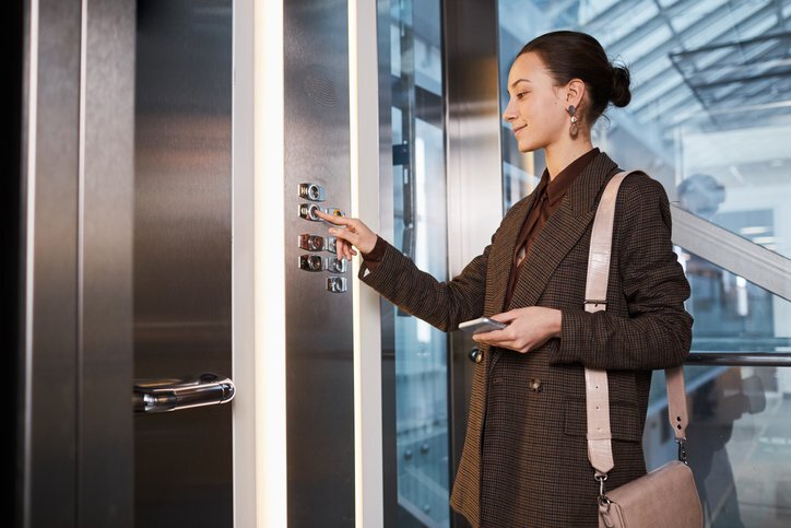 エレベーター内で他者と乗り合わせる際の女性の不安を表すイメージ画像