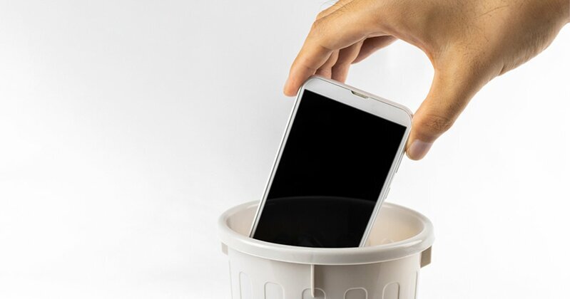 スマートフォンを操作する手が映し出され、現代の「常時接続」社会における孤独感と自己対話の喪失を示唆するイメージ