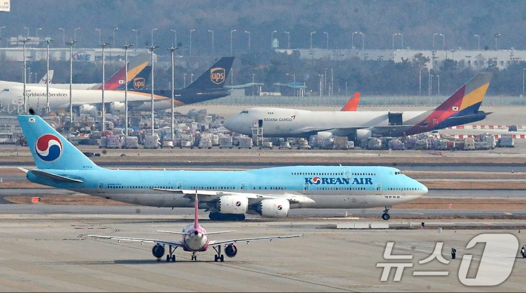 仁川国際空港に駐機する大韓航空機、セブ発仁川行きKE616便の遅延問題に関連して